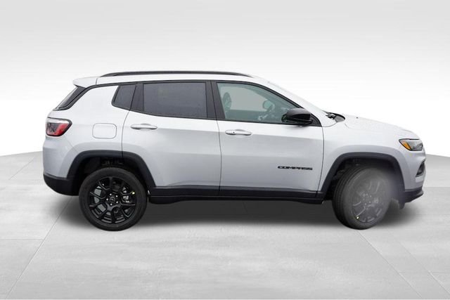 New 2025 Silver Zynith Metallic Clear-Coat Exterior Paint Jeep Altitude Special Edition image 2