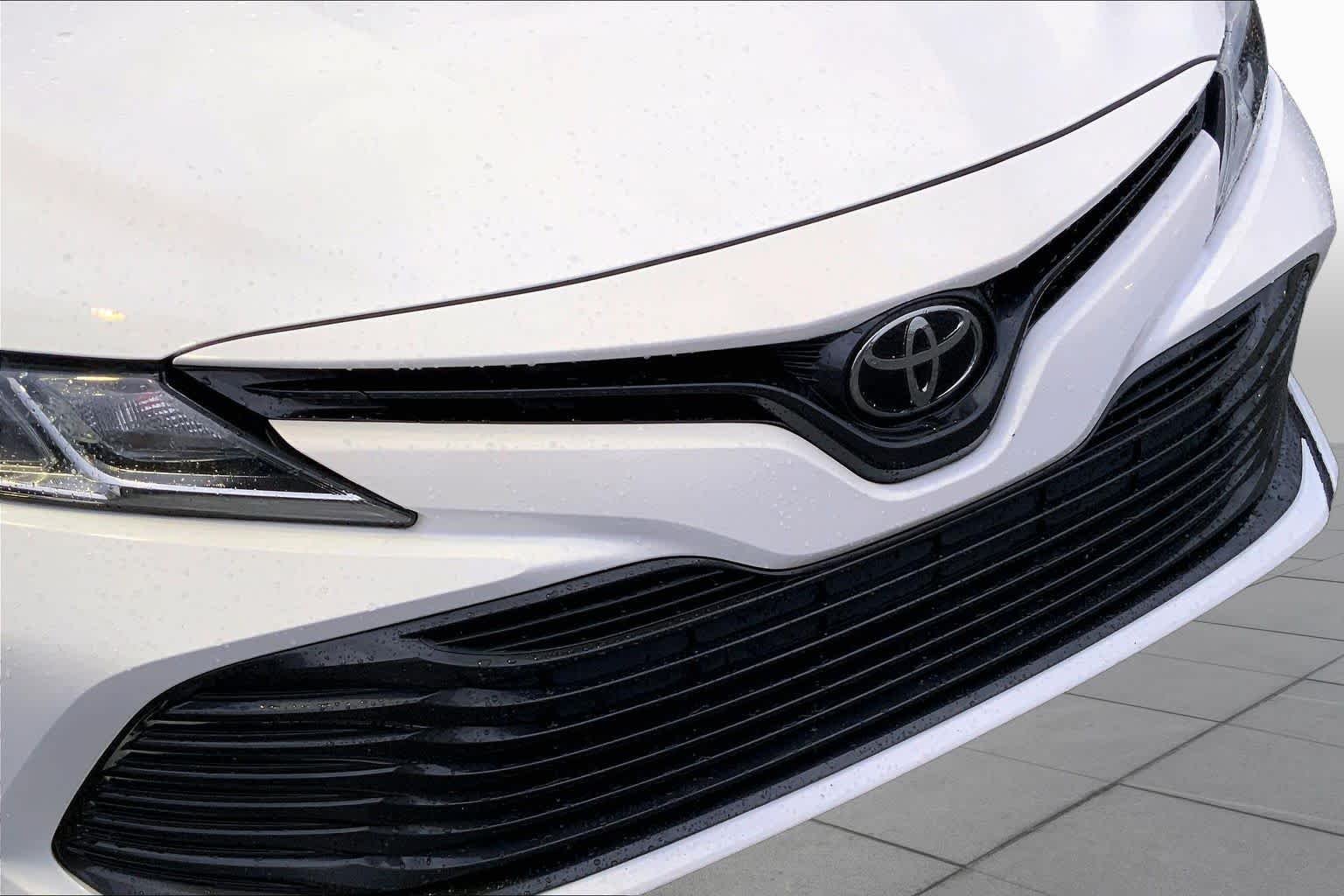 Used 2019 Super White Toyota LE image 29