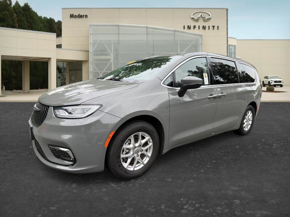 2023 Chrysler Pacifica Touring L's photo