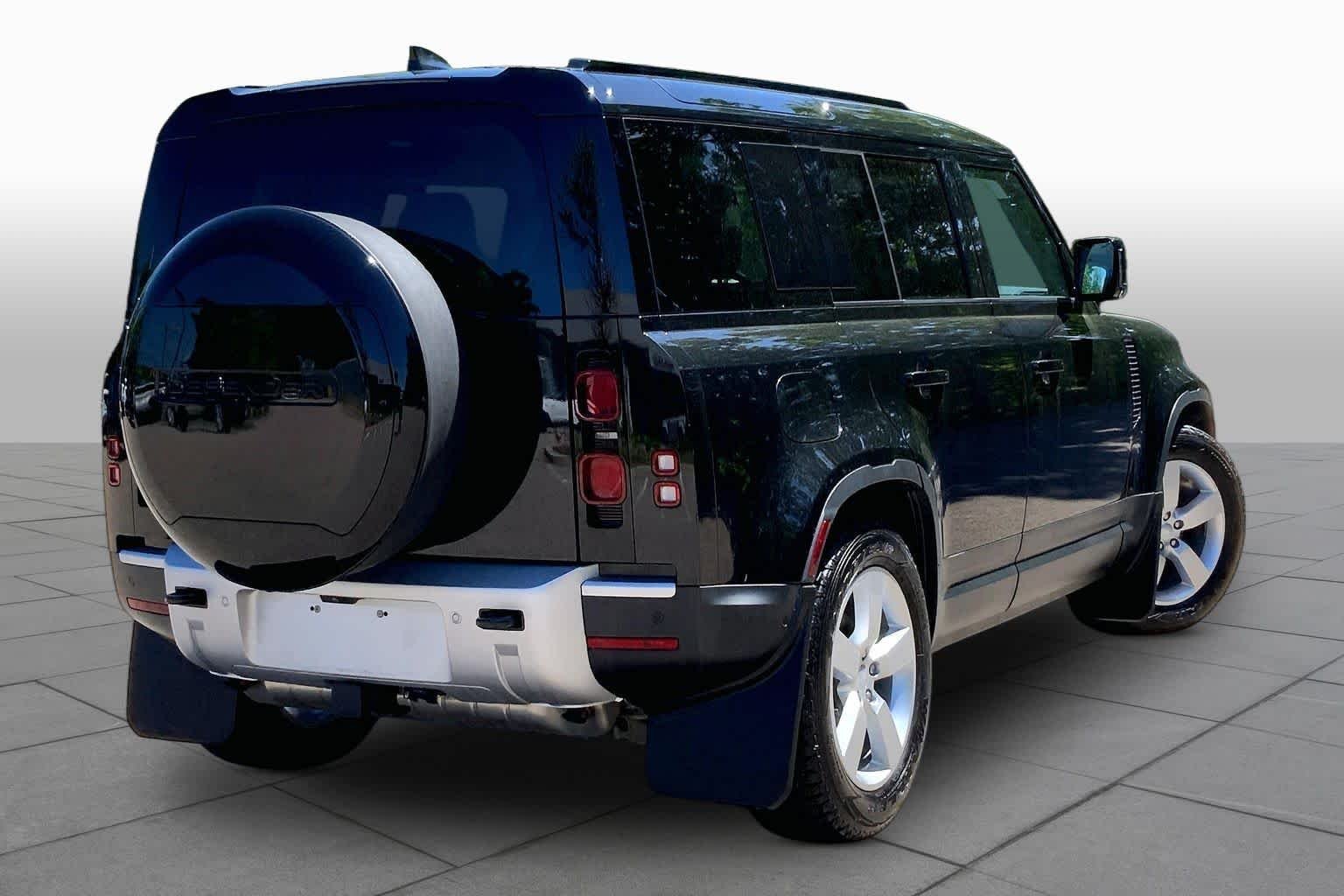 Used 2025 Santorini Black Metallic Land Rover S image 12