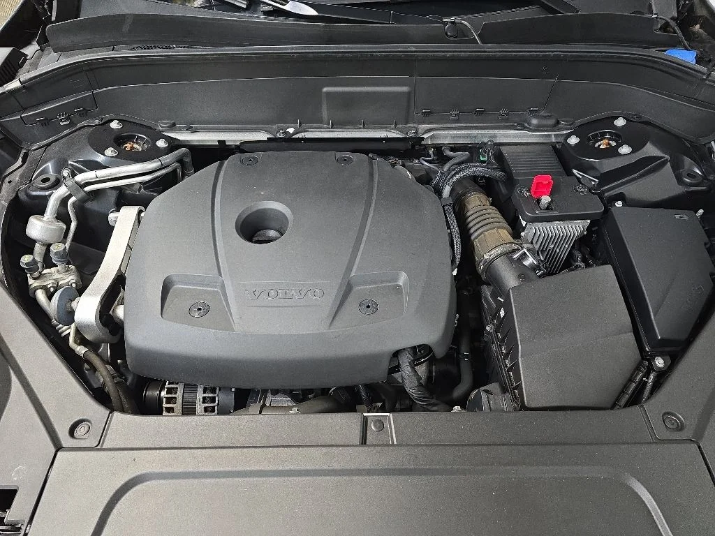 Used 2021 Black Volvo T6 Momentum image 13