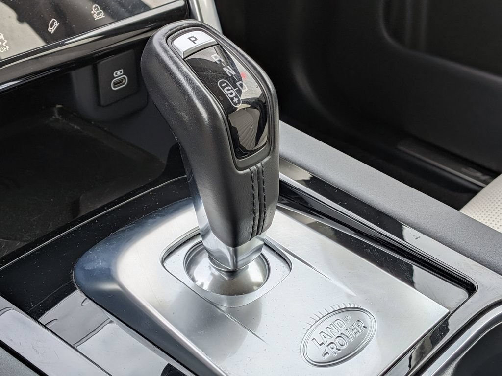 Used 2023  Land Rover SE R-Dynamic image 32