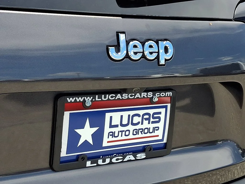 Used 2022 Granite Crystal Metallic Clearcoat Jeep Latitude Lux image 32
