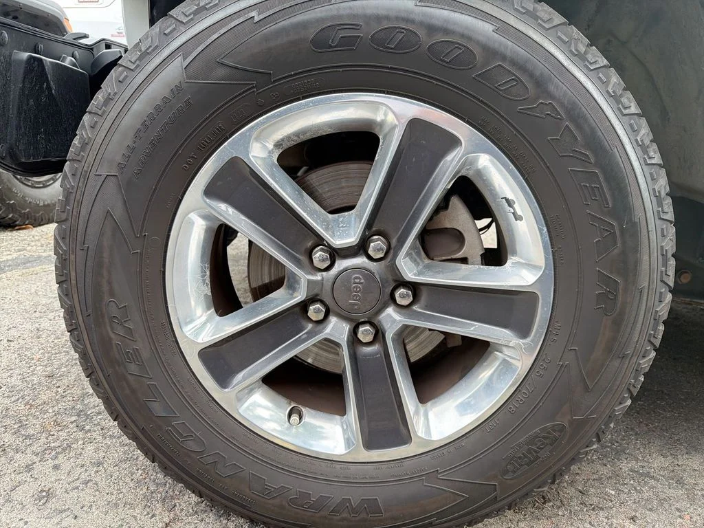 Used 2020 White Jeep Unlimited Sahara image 4