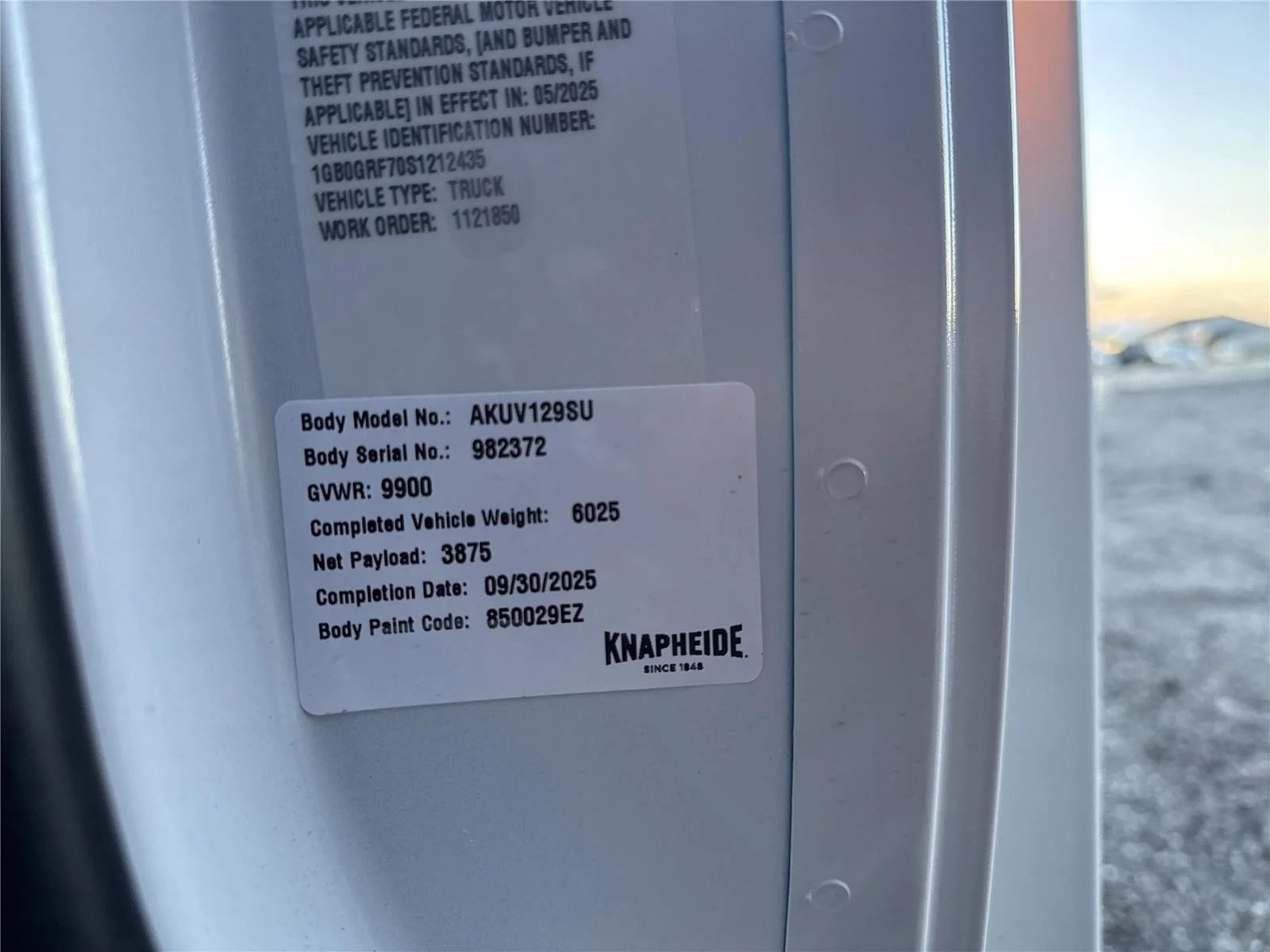 New 2025 Summit White Chevrolet 1WT image 17