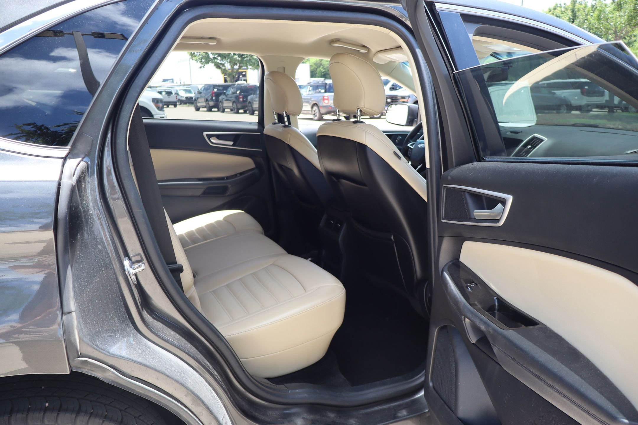 Used 2018 Gray Ford SEL image 26