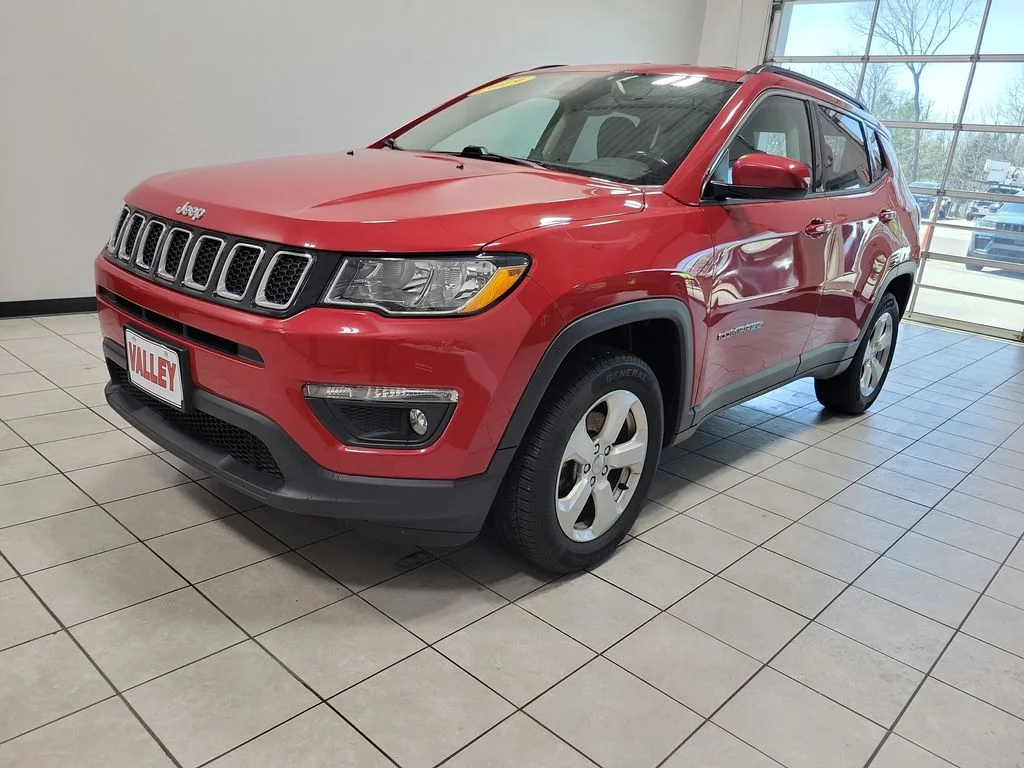 Used 2019 Red Jeep Latitude image 2