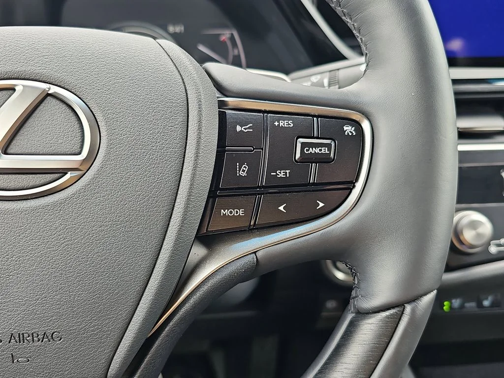 Used 2025 White Lexus 300h Luxury image 18