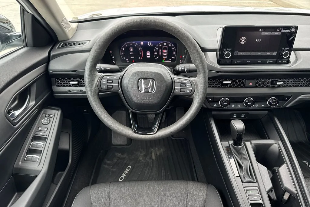Used 2025  Honda SE image 16