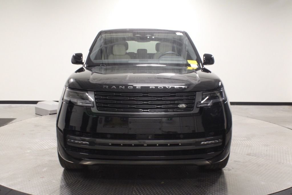Used 2025  Land Rover SE image 11
