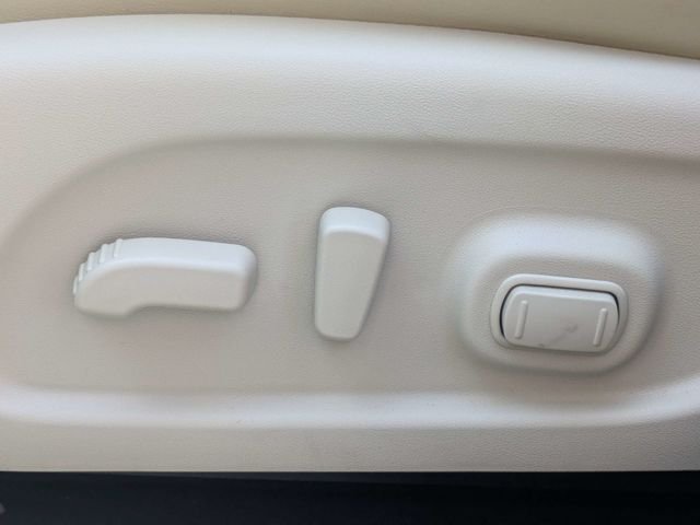 Used 2019 White INFINITI LUXE image 21