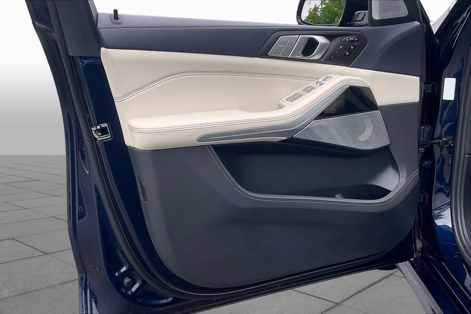 Used 2021 Tanzanite Blue II Metallic BMW M50i image 21