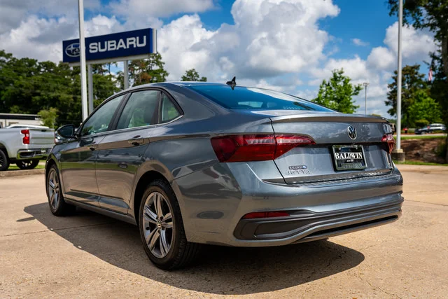 Used 2022 Gray Volkswagen SE image 4