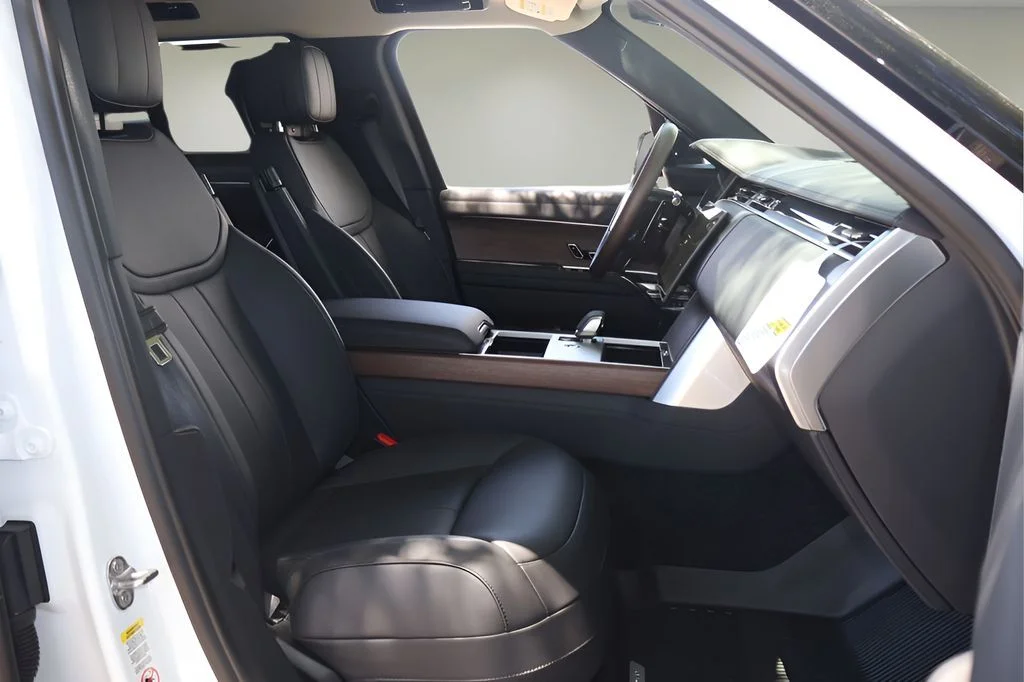 New 2026 Ostuni Pearl White Land Rover SE image 17