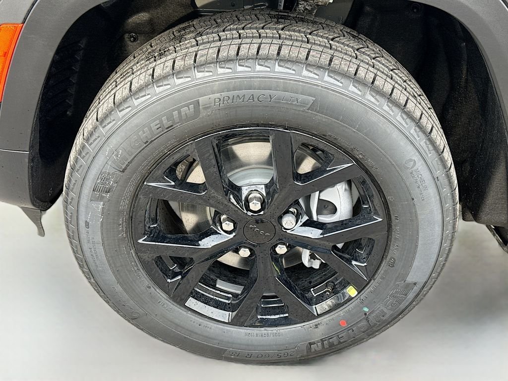 New 2026 Baltic Gray Metallic Clear-Coat Exterior Paint Jeep Laredo Altitude image 9