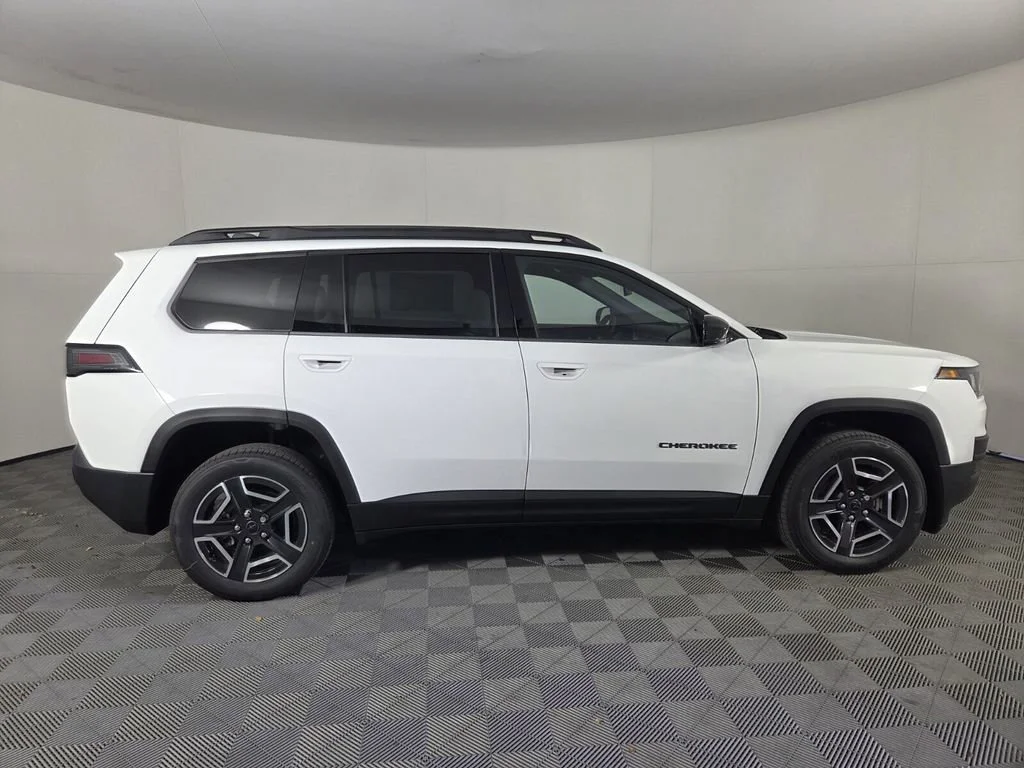 New 2026 Bright White Clear-Coat Exterior Paint Jeep Limited image 5