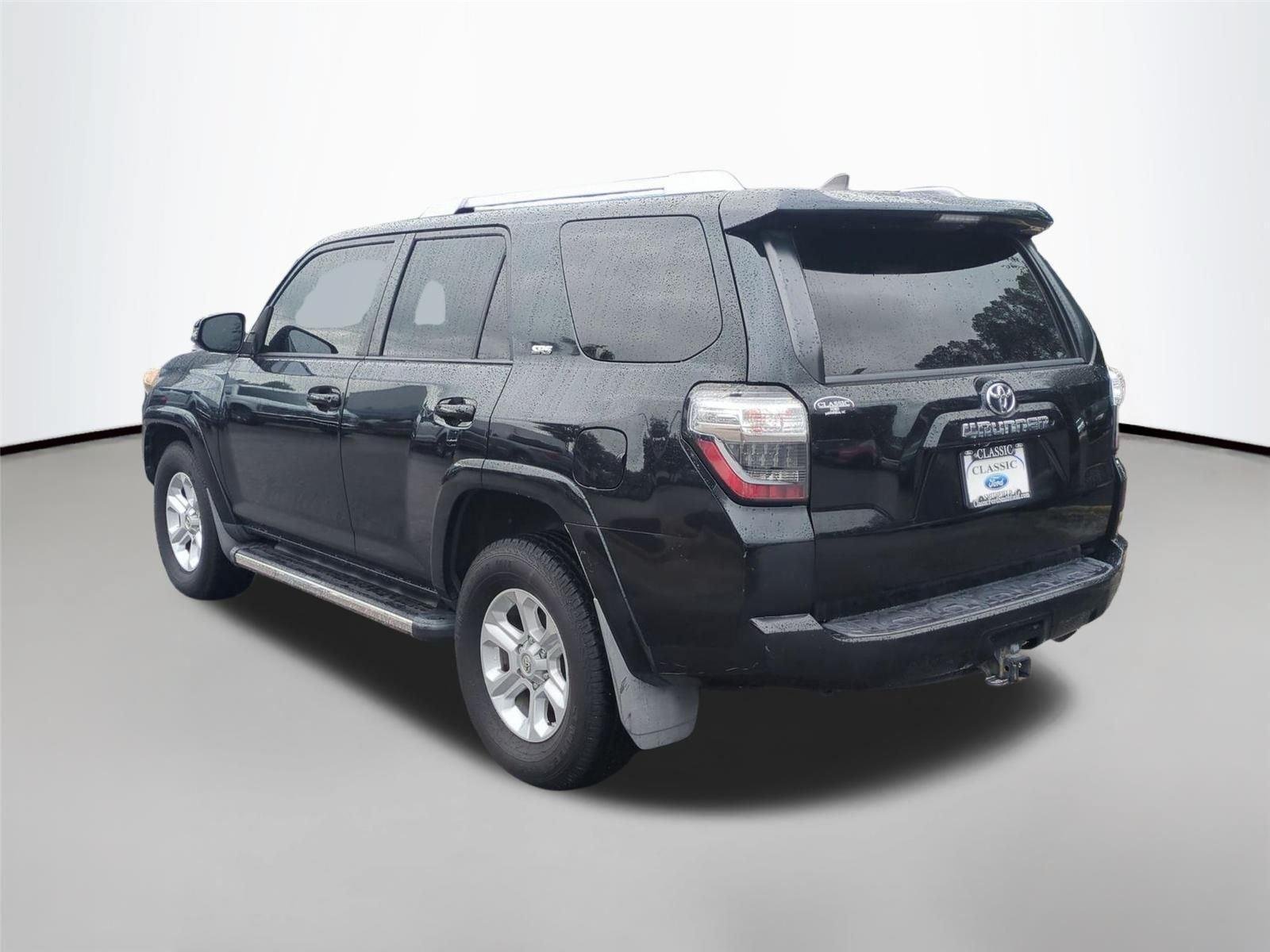Used 2016 Midnight Black Metallic Toyota SR5 Premium image 3