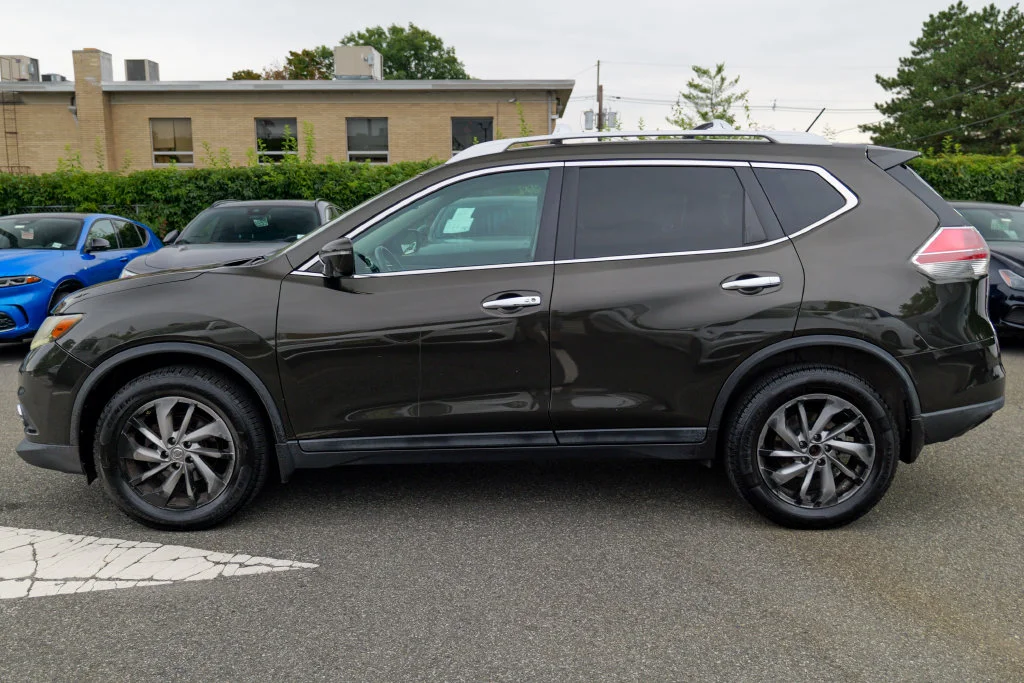 Used 2015 Midnight Jade Nissan SL image 4