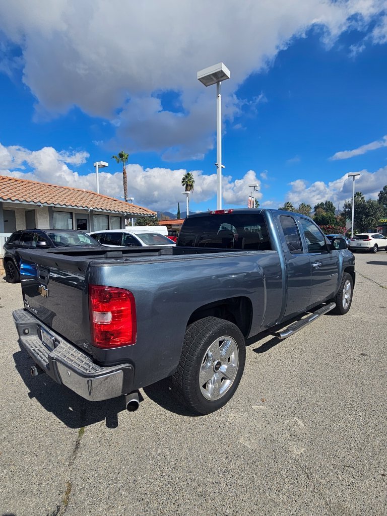 Used 2011  Chevrolet LT image 3