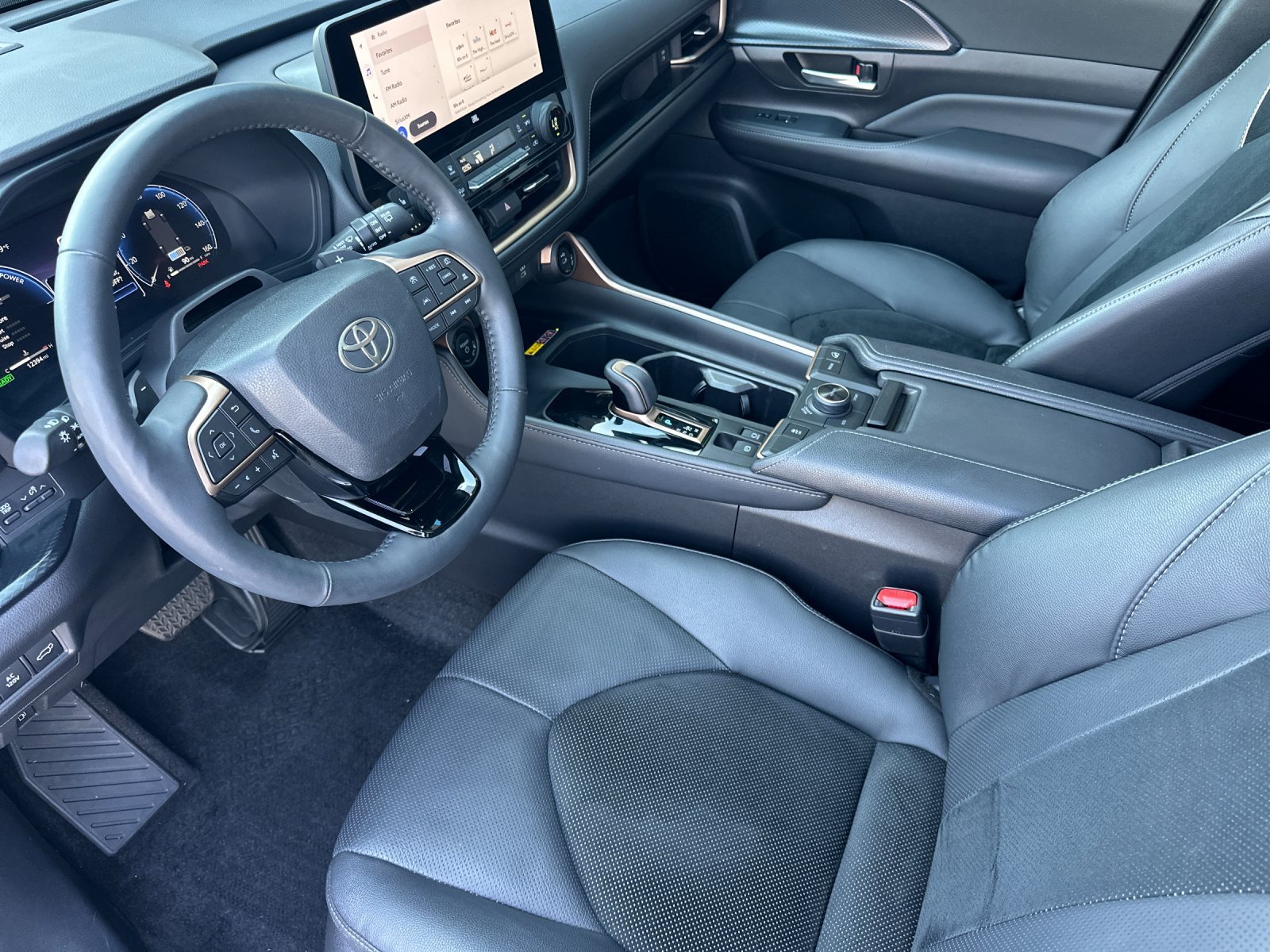 Used 2025  Toyota Hybrid MAX Limited image 10
