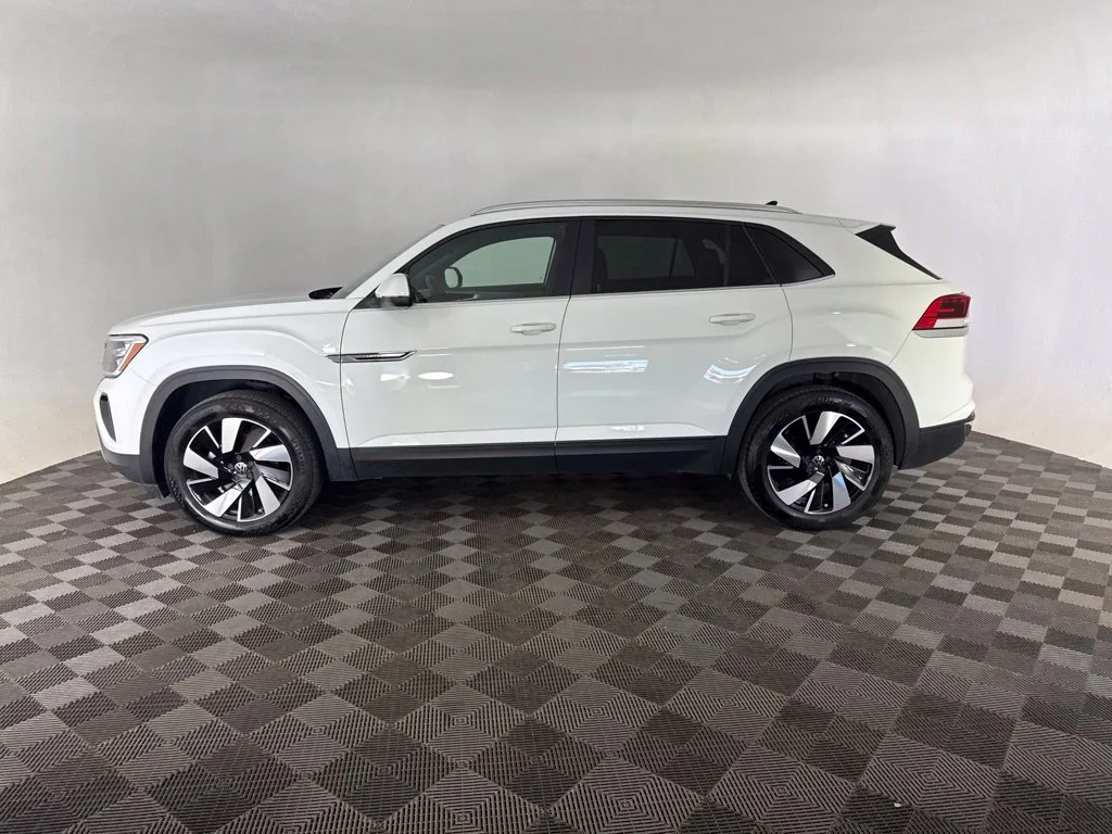 Used 2025  Volkswagen 2.0T SE w/Technology image 9