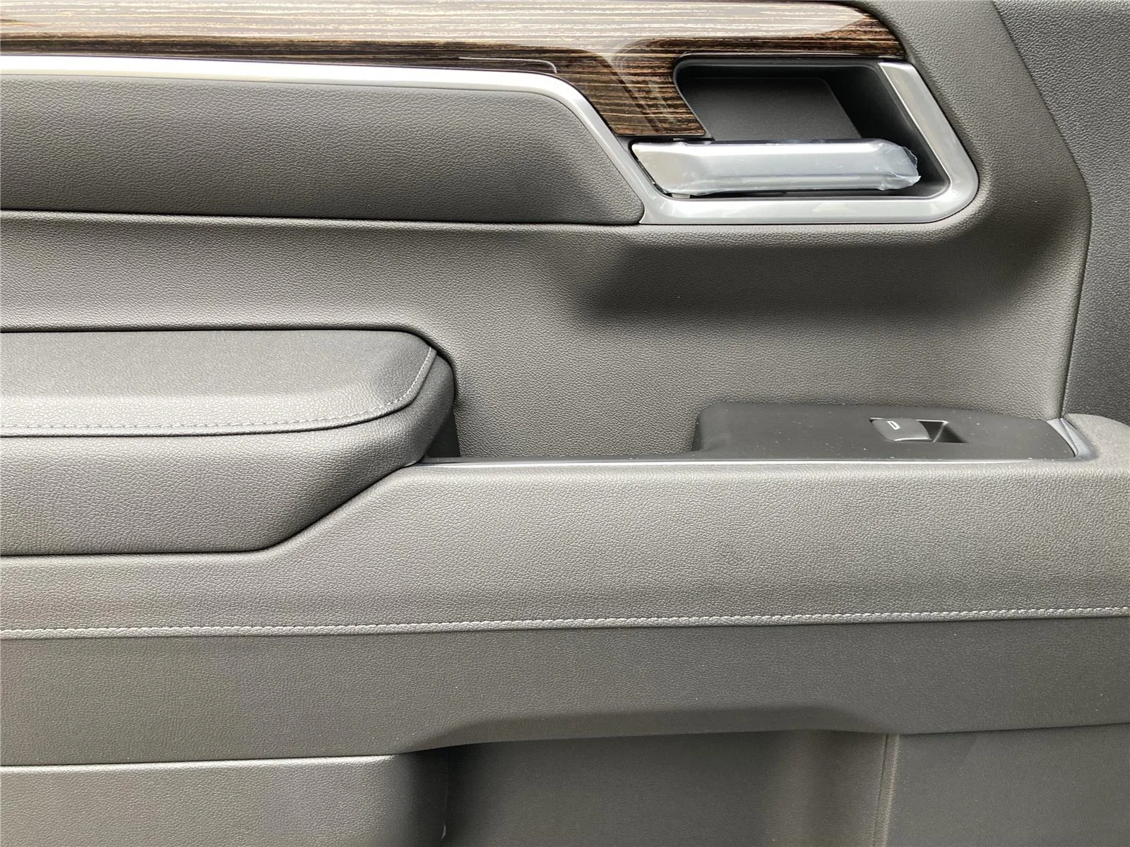 New 2026 Sterling Metallic GMC Elevation image 28