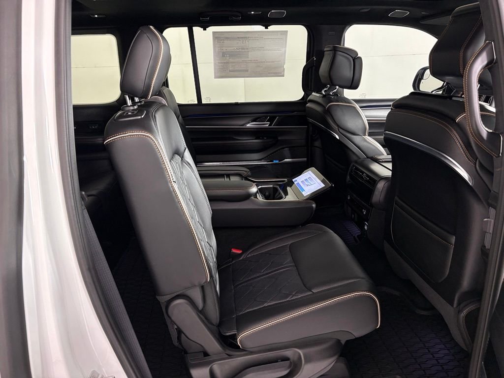 New 2026 Bright White Clear-Coat Exterior Paint Jeep Summit Reserve image 48