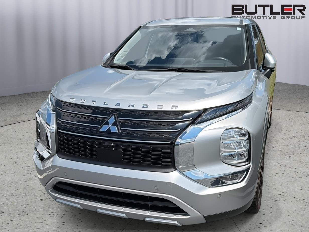 Used 2024 Alloy Silver Metallic Mitsubishi SE image 3
