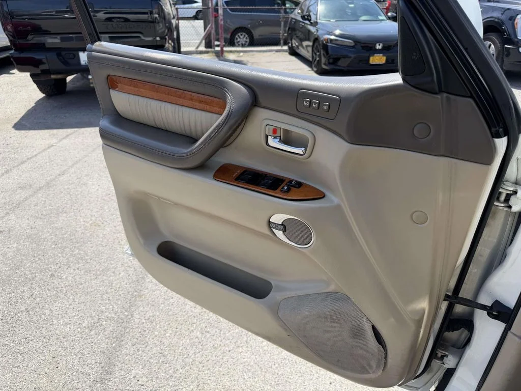 Used 2004 White Lexus 470 image 27