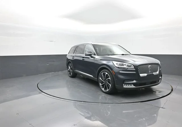 Used 2022 Blue Metallic Lincoln Reserve image 2