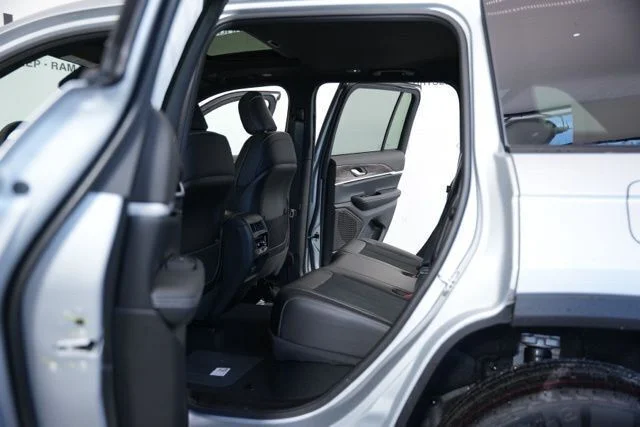 New 2026 Silver Zynith Exterior Paint Jeep Altitude image 27