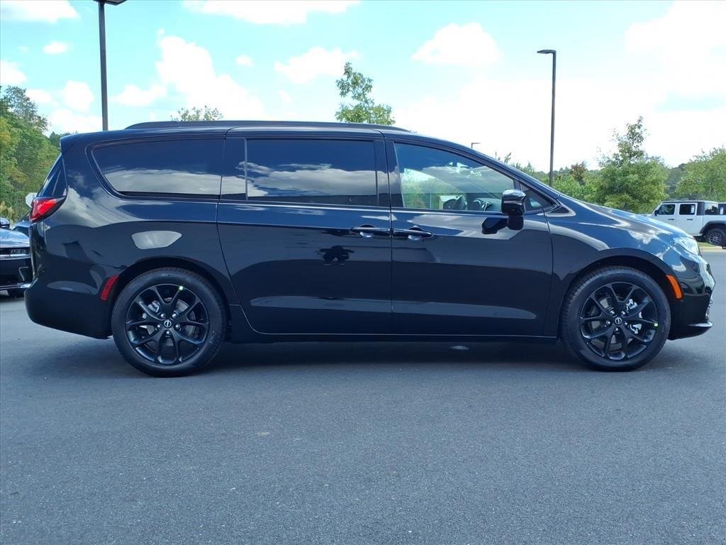 New 2026 Diamond Black Crystal Pearl-Coat Exterior Paint Chrysler Limited image 23