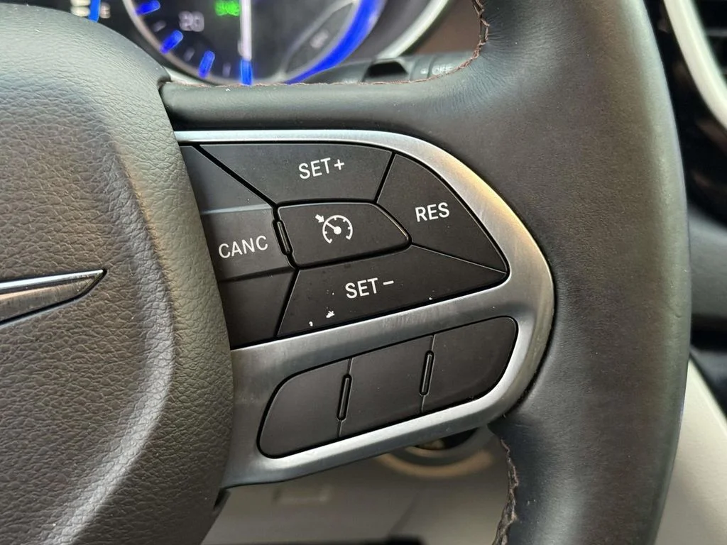 Used 2017 Red Chrysler Touring L image 22