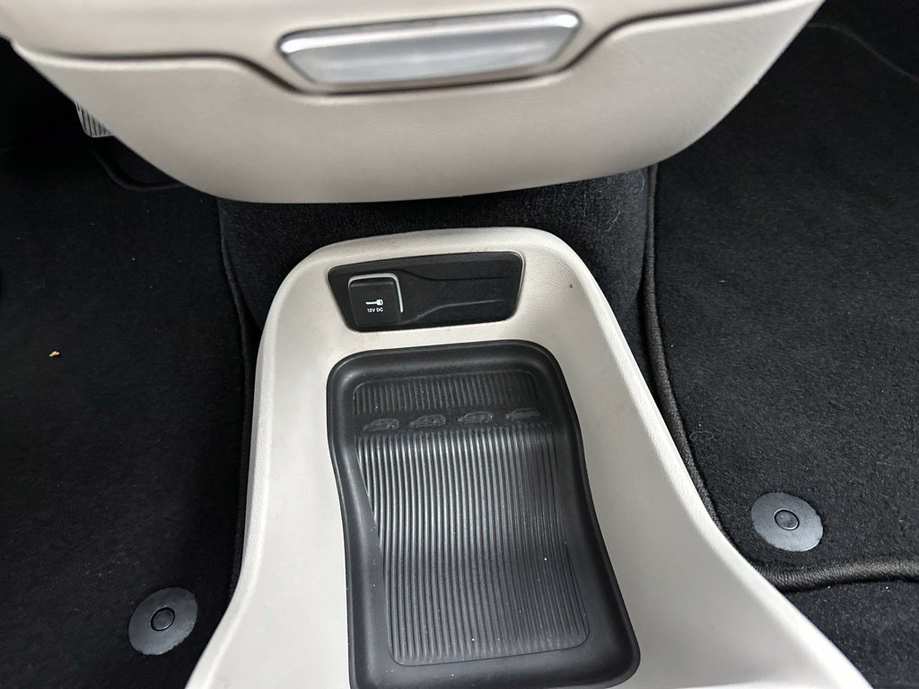 Used 2022 White Chrysler LX image 57