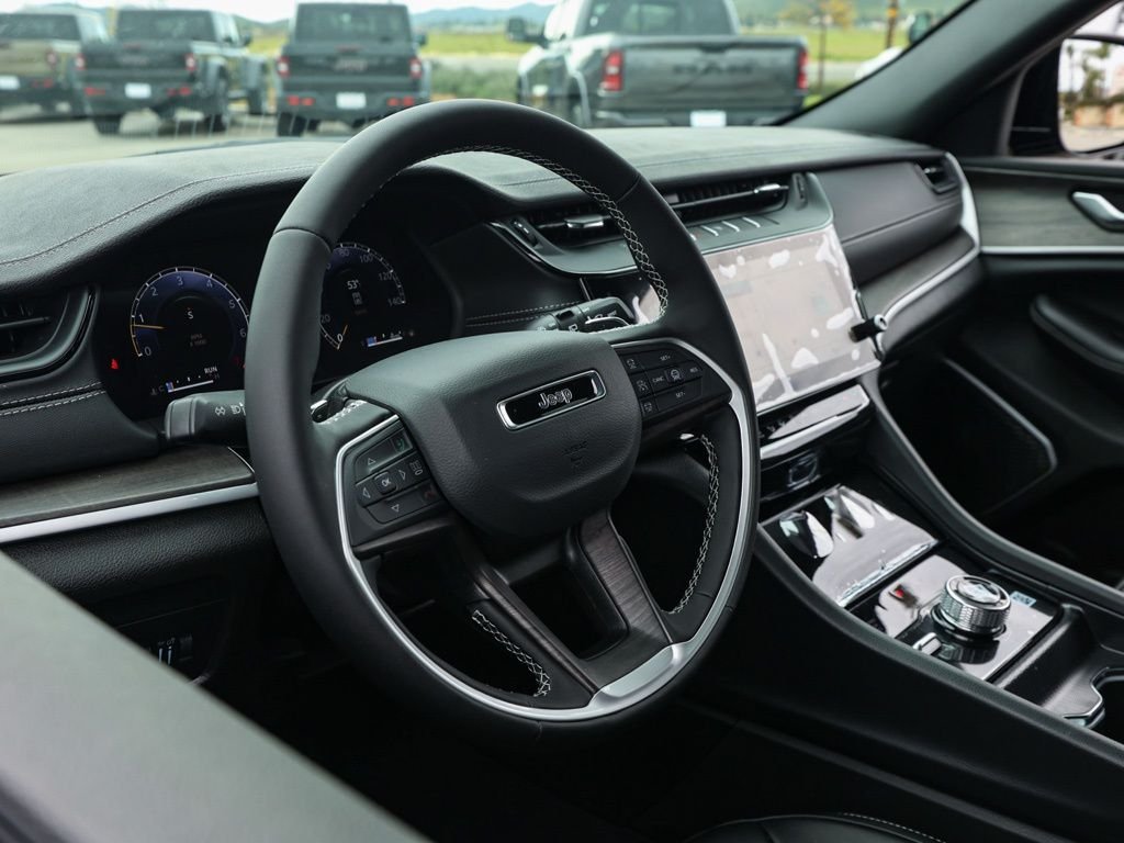 New 2026 Diamond Black Crystal Pearl-Coat Exterior Paint Jeep Limited image 13