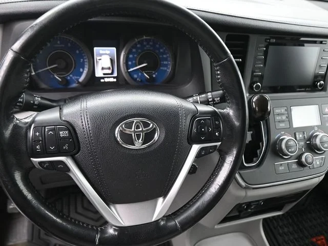 Used 2018 Silver Toyota XLE image 27
