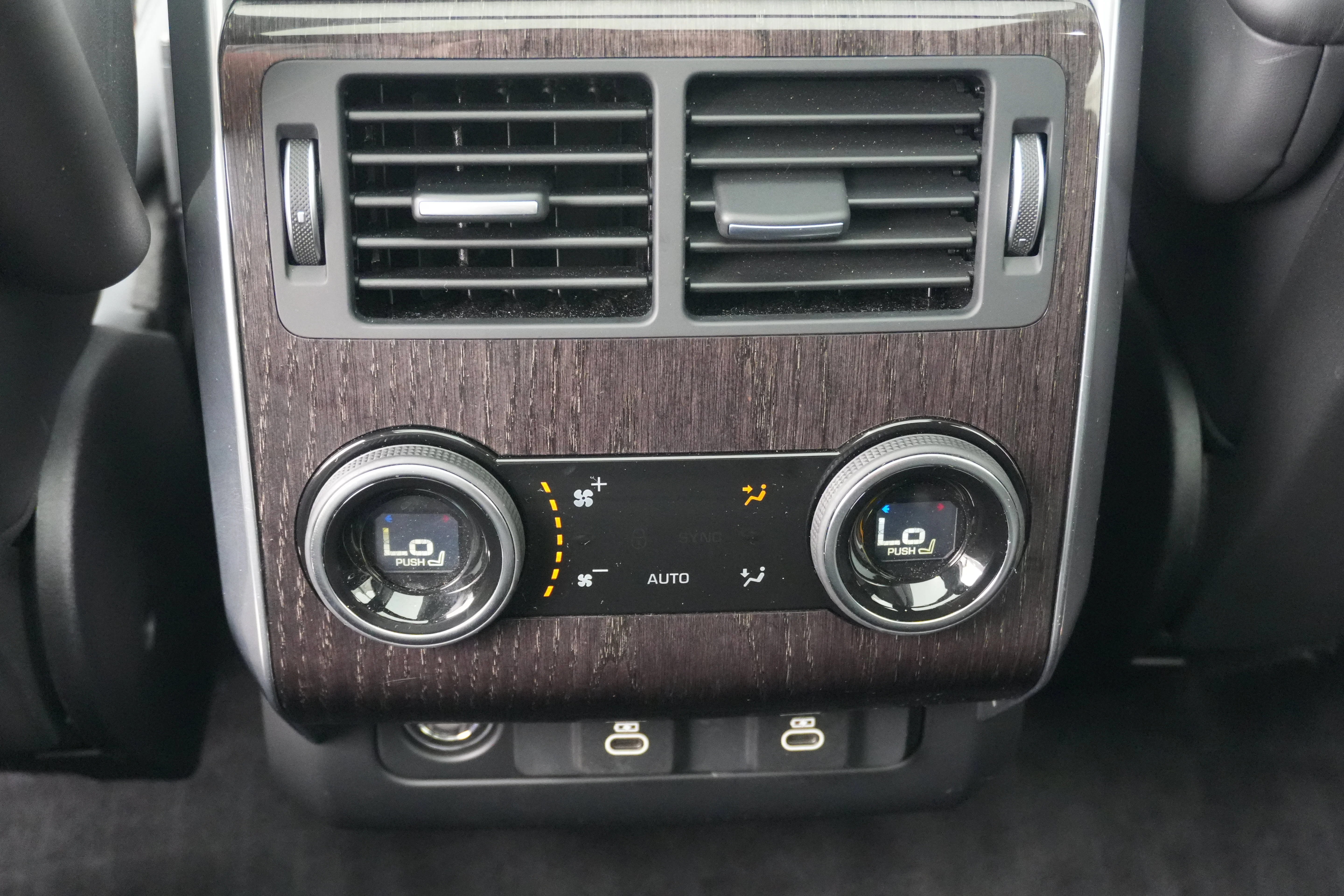 Used 2022 Eiger Grey Metallic Land Rover HSE Silver Edition image 26