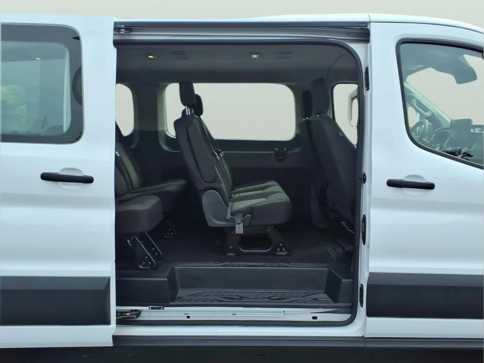 Used 2025 Oxford White Ford XLT image 9