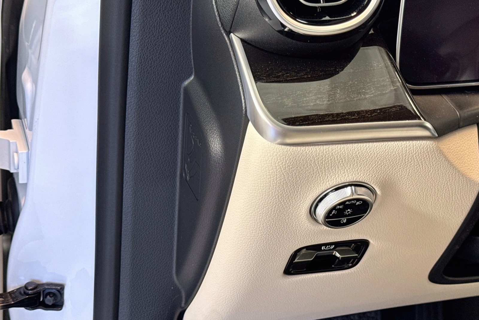 New 2026 Polar White Mercedes-Benz GLC 300 image 10