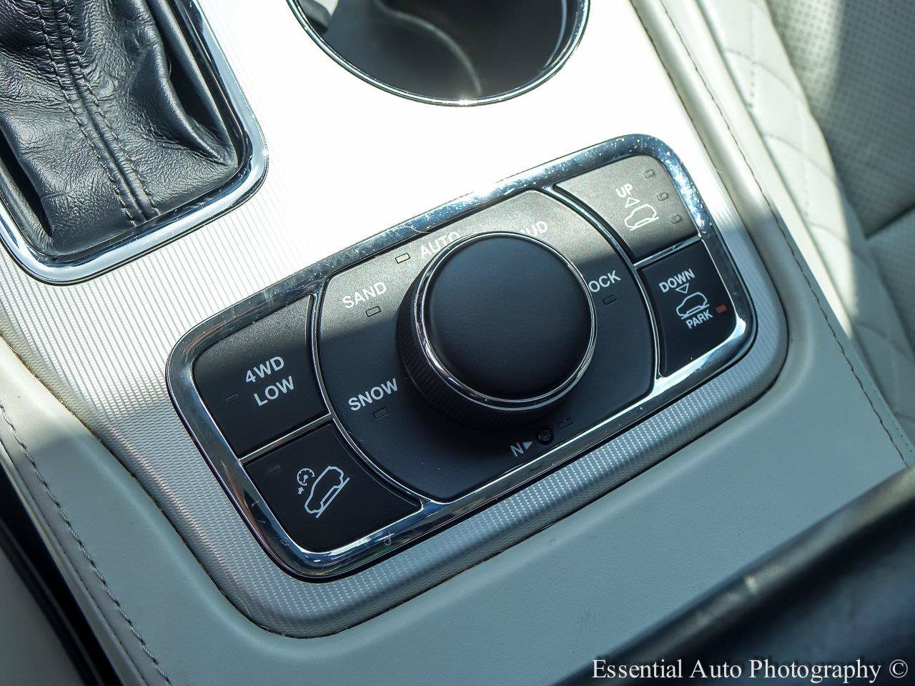 Used 2020 Diamond Black Crystal Pearlcoat Jeep Summit image 18
