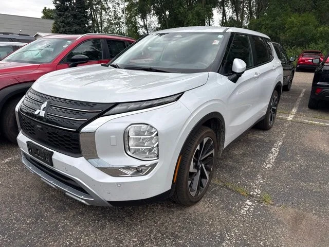Used 2024 White Diamond Mitsubishi SE image 4