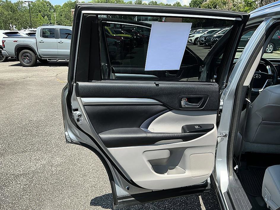 Used 2015 Silver Sky Metallic Toyota XLE image 22