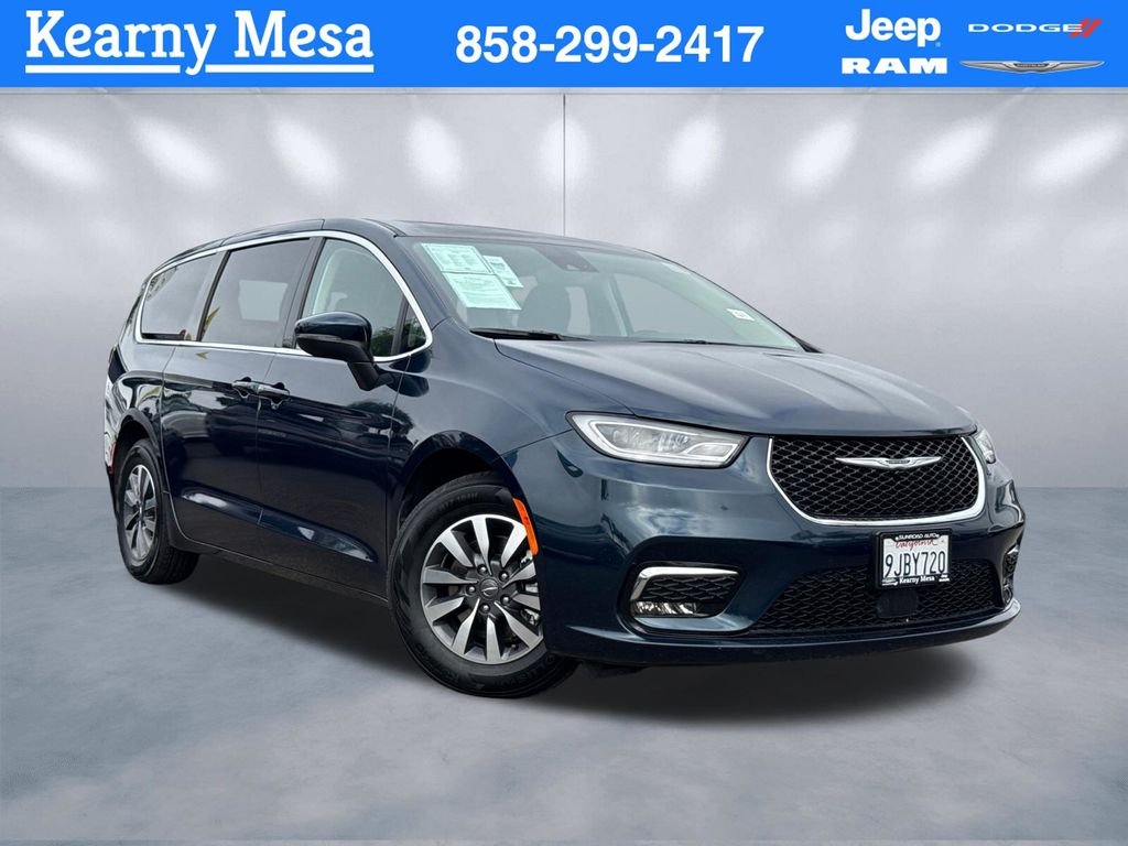 2023 Chrysler Pacifica Hybrid Touring L Hybrid's photo