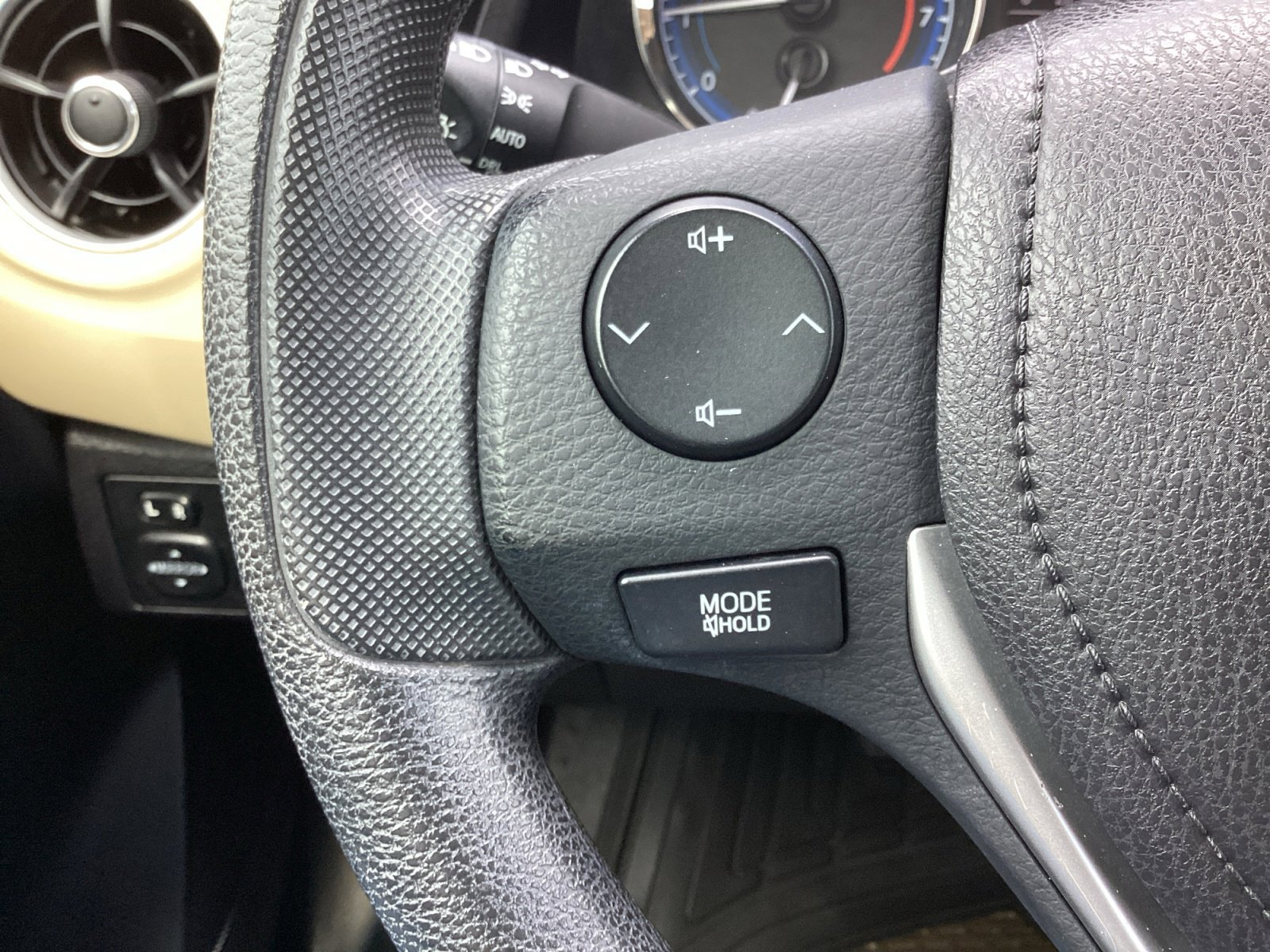 Used 2017 White Toyota LE image 18