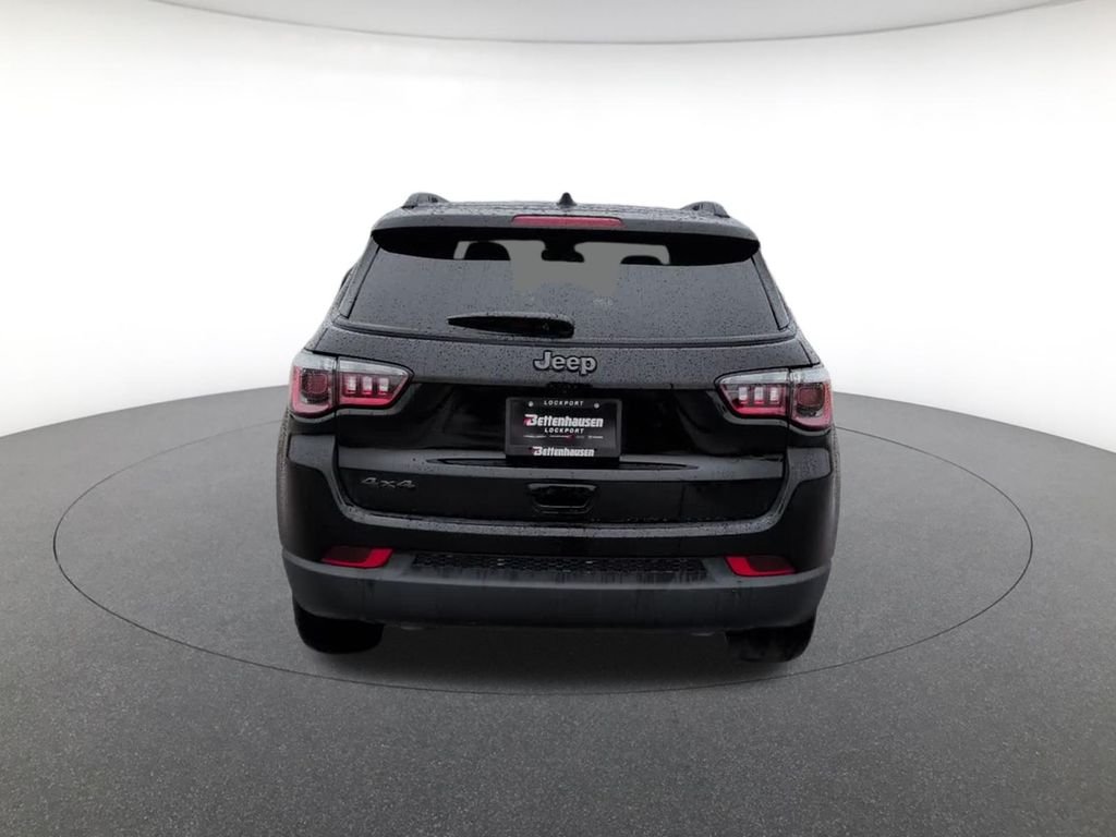 New 2026 Diamond Black Crystal Pearl-Coat Exterior Paint Jeep Latitude image 8