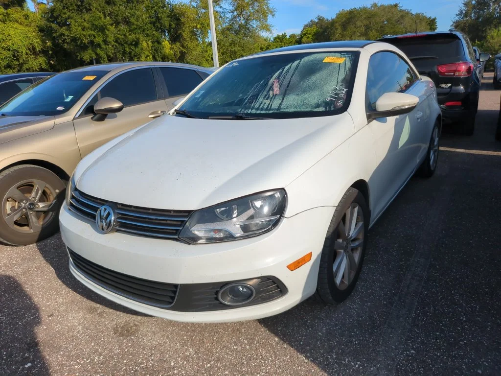 Used 2015 White Volkswagen Komfort Edition image 2