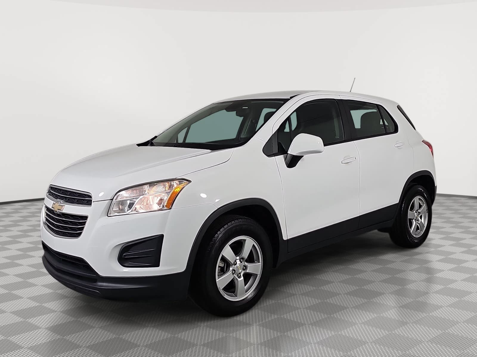 Used 2016 White Chevrolet LS image 4