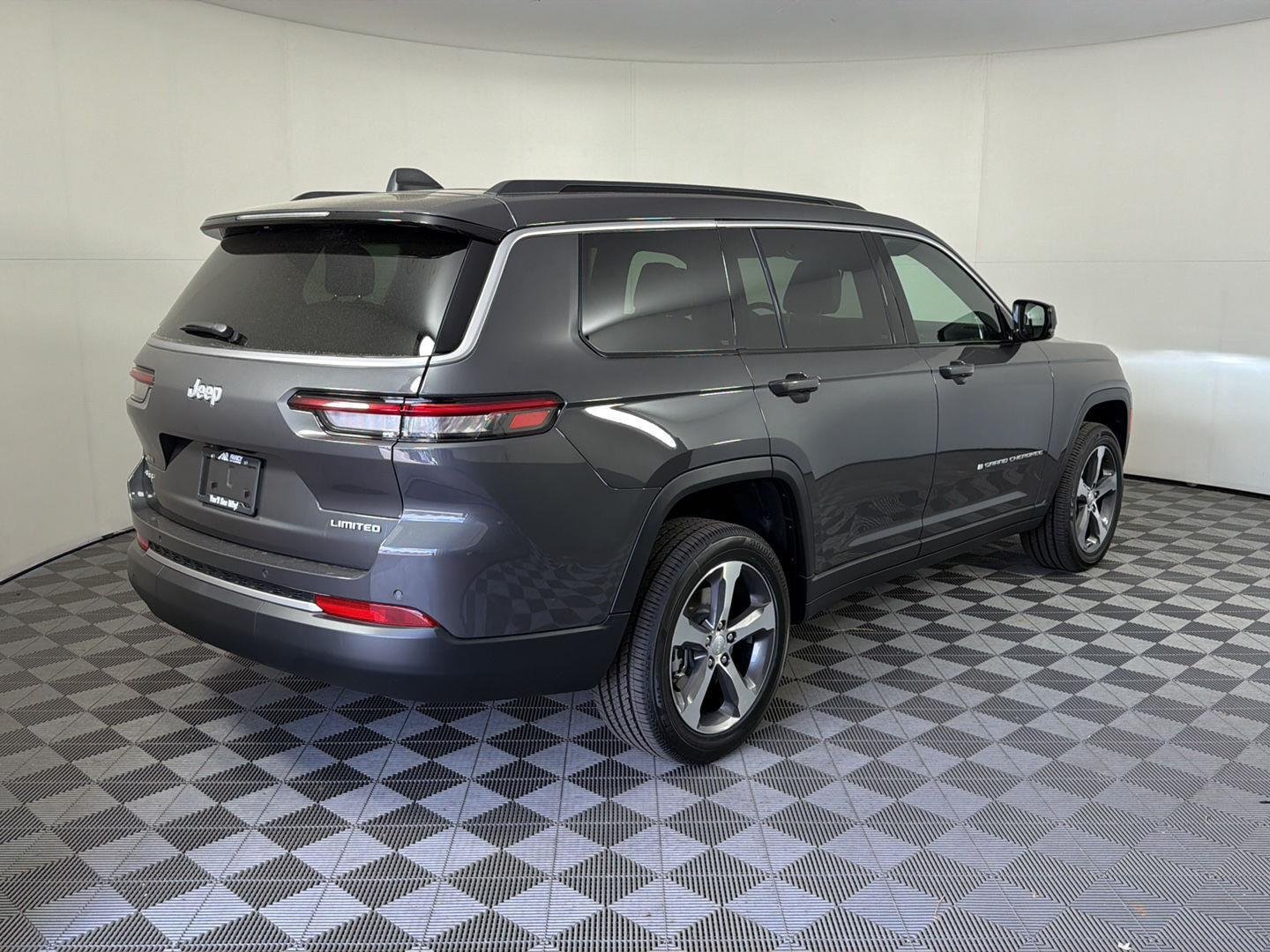 New 2026 Baltic Gray Metallic Clear-Coat Exterior Paint Jeep Limited image 4