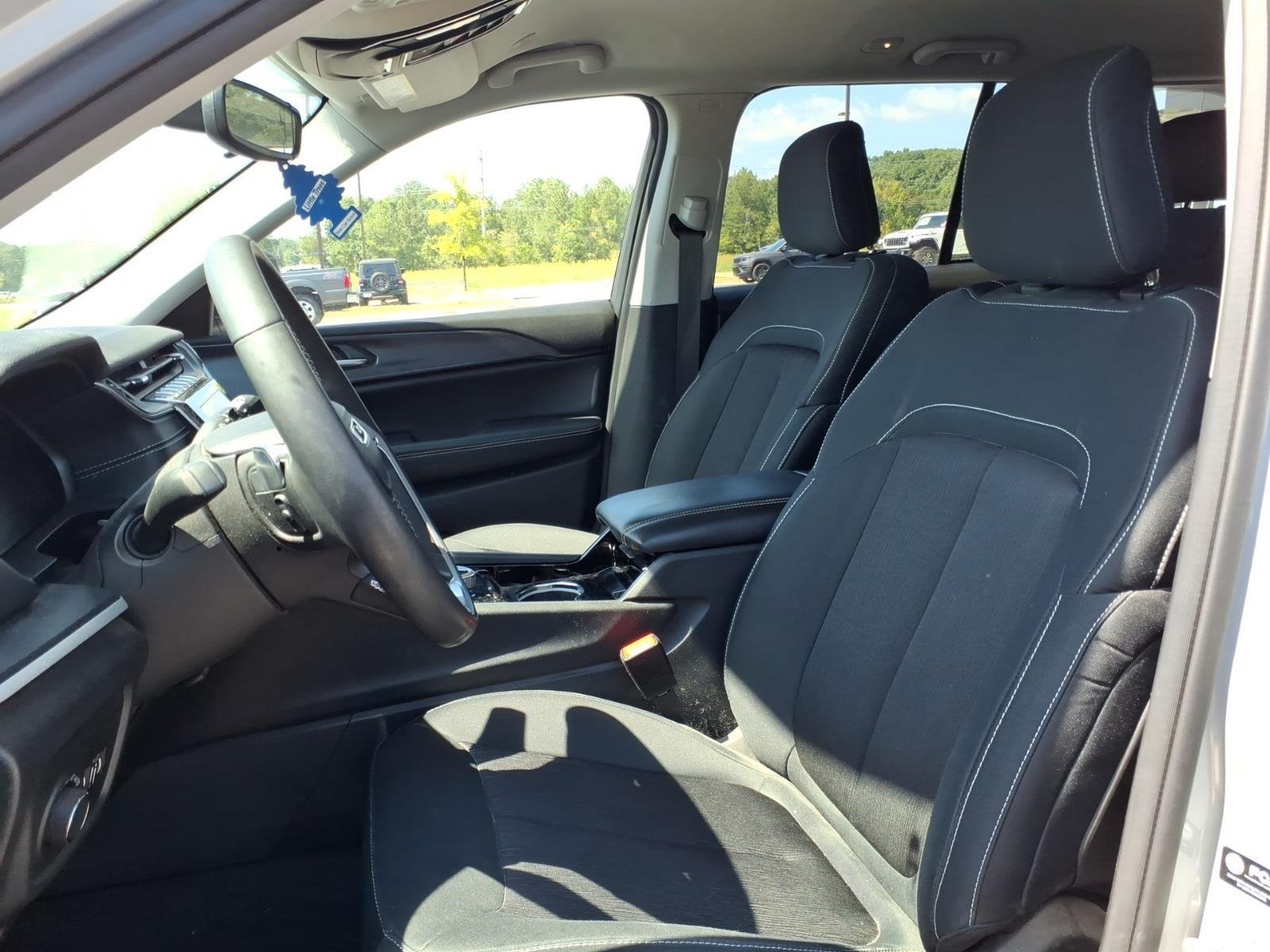 Used 2023 Silver Zynith Jeep Laredo image 19