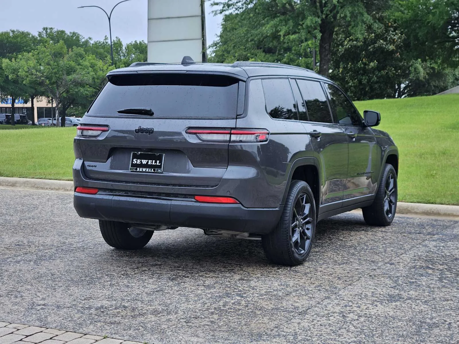 Used 2025 Baltic Gray Metallic Clearcoat Jeep Limited image 4